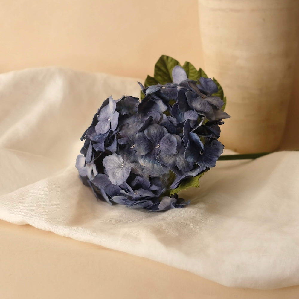 Hortensia en papier bleu saphire