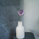 Lila Pfingstrosenknopf aus Papier