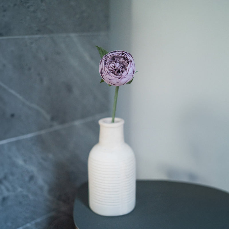 Lila Pfingstrosenknopf aus Papier