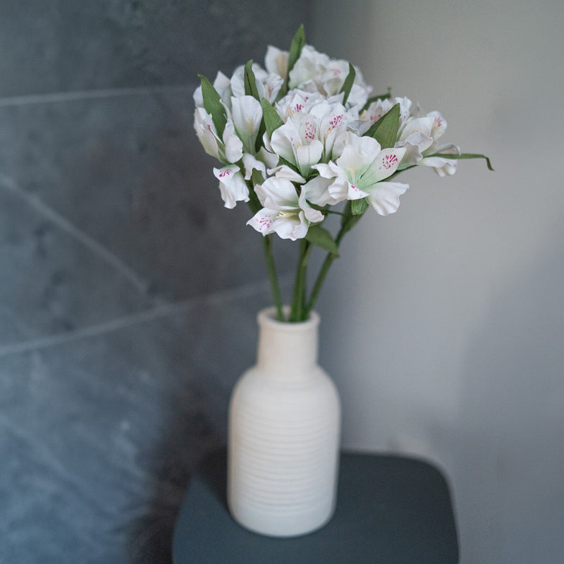 Inka-Lilien in weißem und grünem Papier