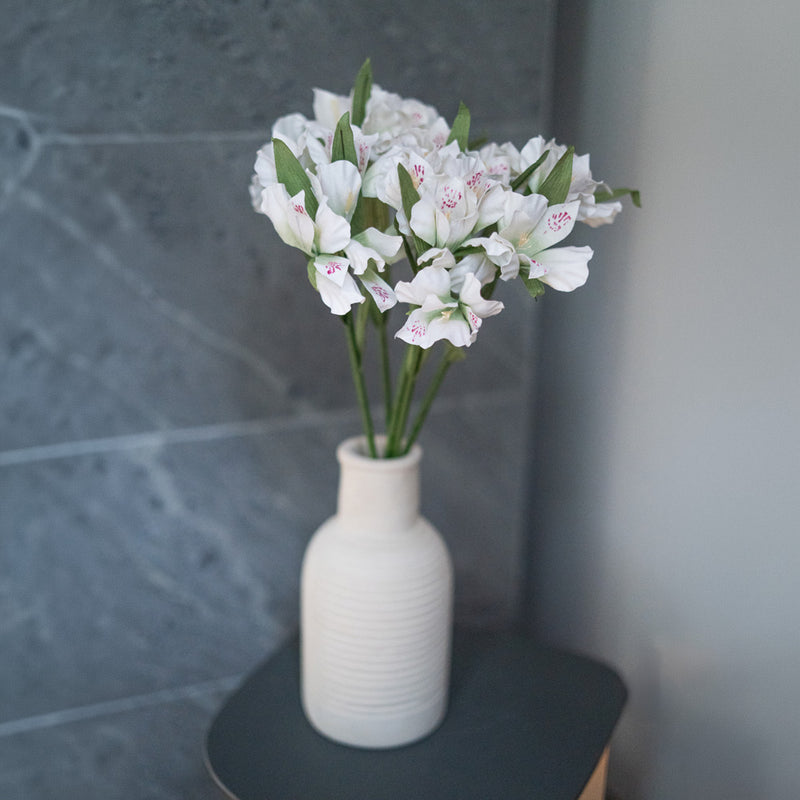 Inka-Lilien in weißem und grünem Papier