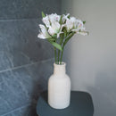 Inka-Lilien in weißem und grünem Papier