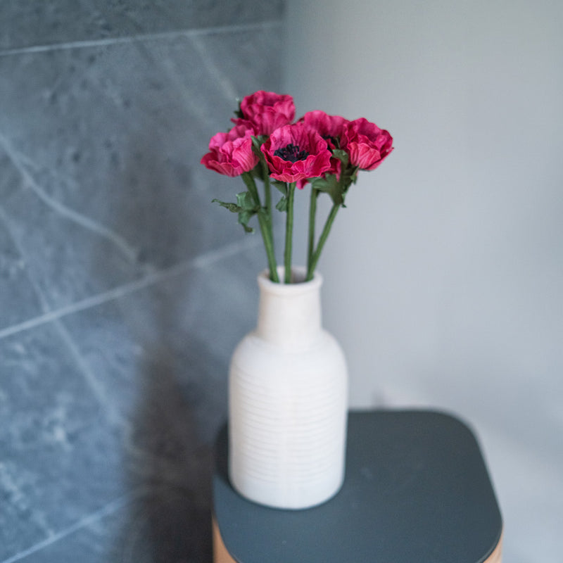 Kleine fuchsiafarbene Papieranemone