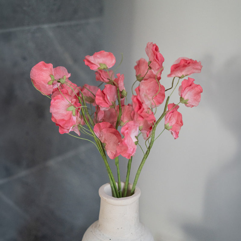 Süße Erbsen aus dunkelrosa Papier