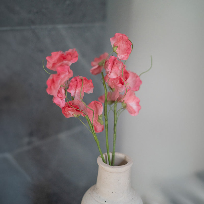 Süße Erbsen aus dunkelrosa Papier