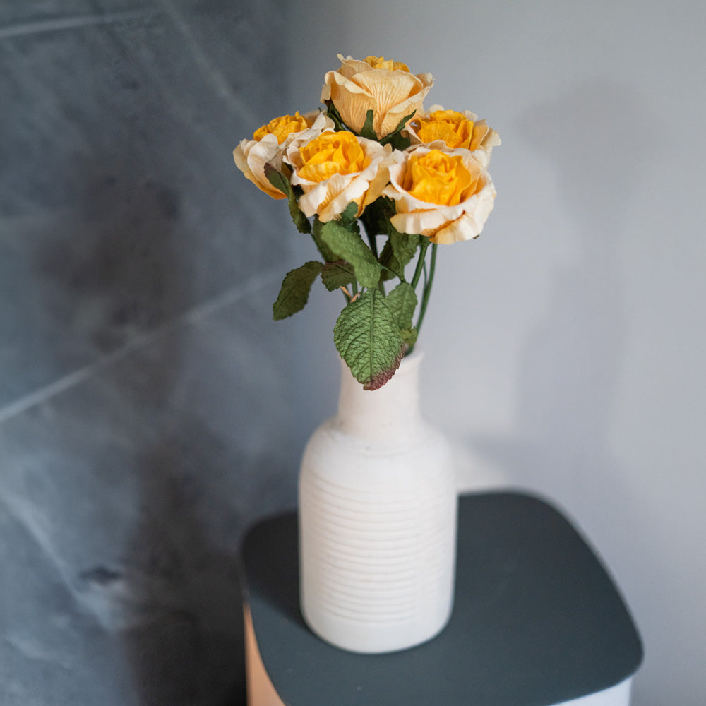 Rose Lady aus gelbem Papier