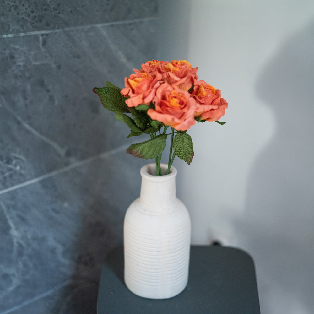 Rose Lady aus orangefarbenem Papier