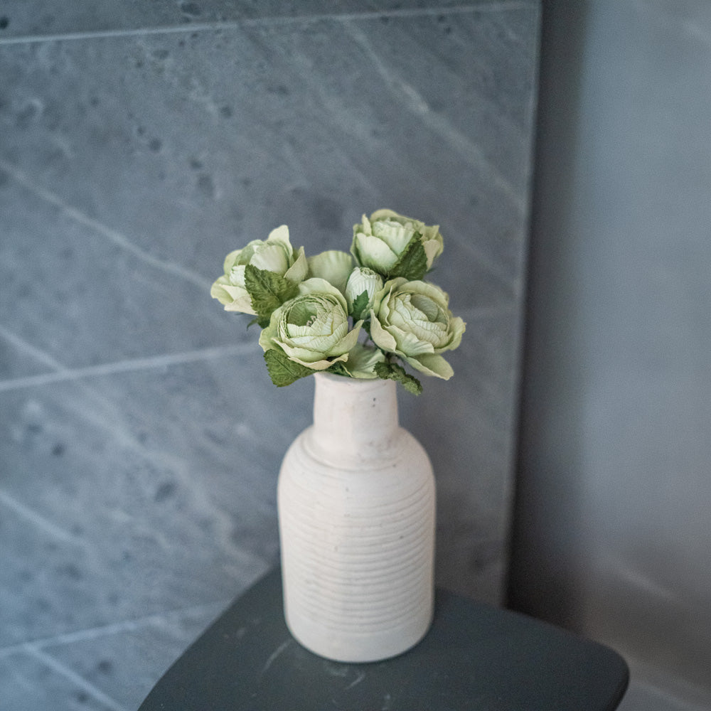 Rosenkönigin aus grünem Papier