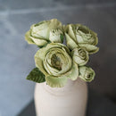 Rosenkönigin aus grünem Papier