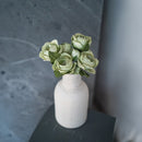 Rosenkönigin aus grünem Papier