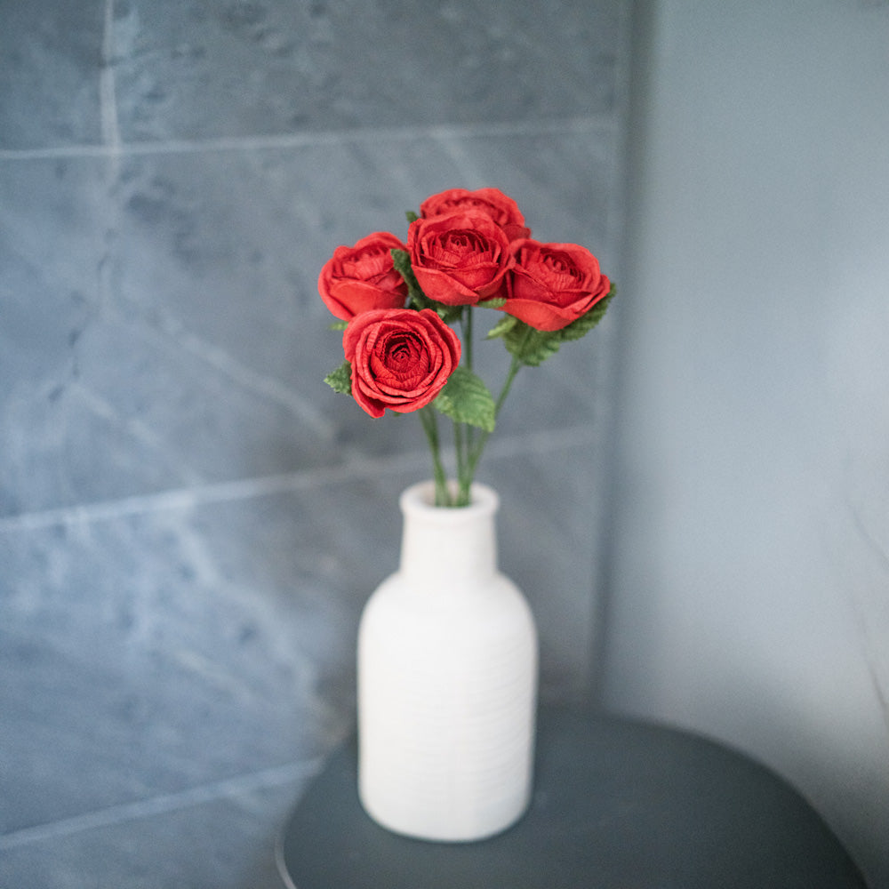 Leuchtend rote Papierrose Rosa