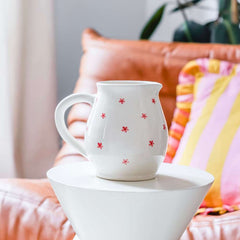 Weißer und rosa blumiger Krug