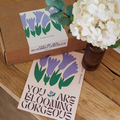 Blühende wunderschöne violette Box