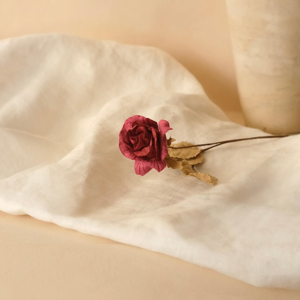 Petite rose séchées en papier rouge
