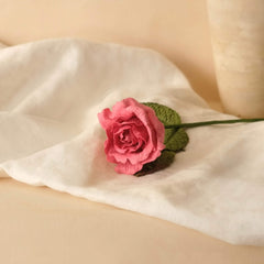 Kleine Rose -Dame in Fuchsia -Papier